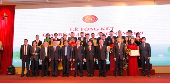 Các đồng chí lãnh đạo Trung ương và Đảng ủy Khối chụp ảnh lưu niệm với các tác giả, nhóm tác giả đạt Giải Búa liềm vàng