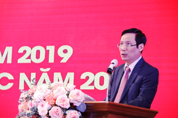 Đ/c Phạm Tấn Công – Phó Bí thư Thường trực Đảng ủy Khối trình bày tóm tắt dự thảo Báo cáo tổng kết công tác năm 2019, nhiệm vụ công tác năm 2020 của Đảng bộ Khối Doanh nghiệp Trung ương.