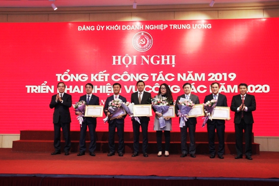 đồng chí Nguyễn Văn Bình - Ủy viên Bộ Chính trị, Bí thư Trung ương Đảng, Trưởng Ban Kinh tế Trung ương; đồng chí Y Thanh Hà Niê Kđăm - Ủy viên dự khuyết Ban Chấp hành Trung ương Đảng, Bí thư Đảng ủy Khối 06 đảng bộ được nhận bằng khen đạt tiêu chuẩn “Trong sạch vững mạnh” tiêu biểu năm 2019.