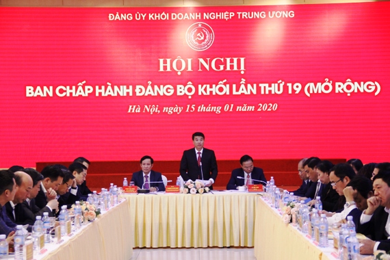 Đồng chí Y Thanh Hà Niê Kđăm - Ủy viên dự khuyết Ban Chấp hành Trung ương Đảng, Bí thư Đảng ủy Khối đã trao Quyết định và tặng hoa chúc mừng đồng chí Phan Công Nam.