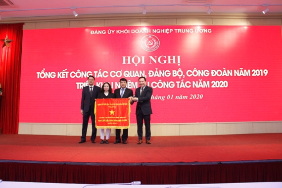 Đồng chí Y Thanh Hà Niê Kđăm - Ủy viên dự khuyết Ban Chấp hành Trung ương Đảng, Bí thư Đảng ủy Khối  trao tặng Cờ thi đua của Chính phủ cho Văn phòng Đảng ủy Khối Doanh nghiệp Trung ương đã hoàn thành xuất sắc, toàn diện nhiệm vụ công tác.