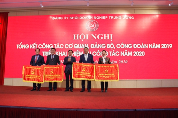 Đồng chí Phạm Tấn Công - Phó Bí thư Thường trực Đảng ủy Khối  tặng Cờ thi đua cho 04 tập thể có thành tích xuất sắc 