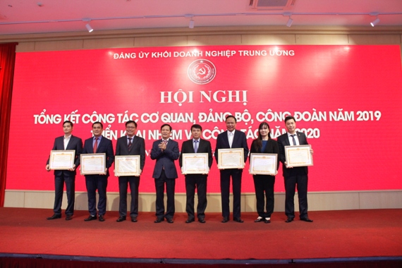 Đồng chí Phạm Tấn Công - Phó Bí thư Thường trực Đảng ủy Khối  tặng  chứng nhận đạt danh hiệu 