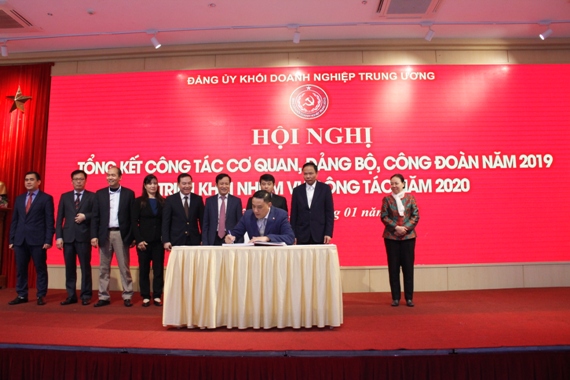 Lãnh đạo các ban, đơn vị Cơ quan Đảng ủy Khối ký giao ước thi đua năm 2020.