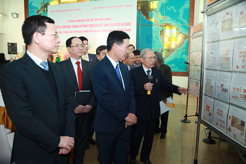 Các đại biểu tham quan khu trưng bày tem bưu chính với chủ đề “Mừng Đảng - Mừng Xuân”.