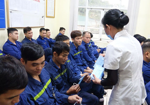 Cán bộ, công nhân ngành than của TKV được đo thân nhiệt hằng ngày và phát khẩu trang miễn phí. 