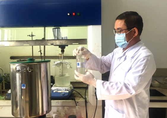 Cán bộ nghiên cứu của VPI thực hiện công tác pha chế VPI-Gel trong phòng thí nghiệm.
