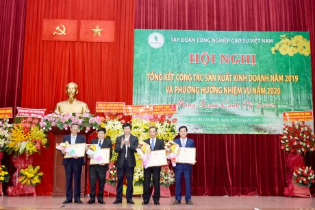 Các cá nhân và tập thể nhận Bằng khen của Bộ NN & PTNT.