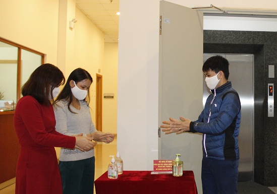 Cán bộ, nhân viên Cơ quan Đảng ủy Khối thực hiện nghiêm quy định về việc đảm bảo vệ sinh, khử trùng, sát khuẩn, phòng chống dịch bệnh.
