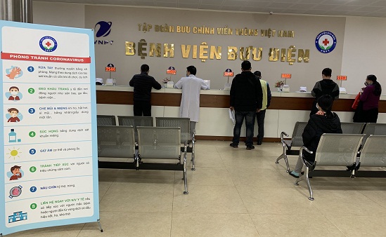 Banner tuyên truyền, hướng dẫn phòng chống dịch bệnh được Bệnh viện triển khai ngay từ khu vực đón tiếp người bệnh.