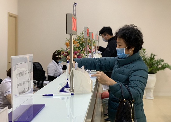 Các quy định về phòng, chống dịch bệnh được nhân viên y tế và người bệnh nghiêm túc chấp hành.