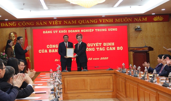 Trưởng Ban Kinh tế Trung ương Nguyễn Văn Bình trao Quyết định của Ban Bí thư chuẩn y đồng chí Hoàng Giang giữ chức Phó Bí thư Đảng ủy Khối Doanh nghiệp Trung ương. 
