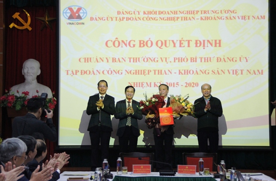 Phó Bí thư Thường trực Đảng ủy Khối Doanh nghiệp Trung ương Phạm Tấn Công và các đồng chí thường trực Đảng ủy TKV trao Quyết định và tặng hoa chúc mừng đồng chí Khuất Mạnh Thắng giữ chức Phó Bí thư Đảng ủy TKV.