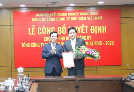 Phó Bí thư Đảng ủy Khối Doanh nghiệp Trung ương Phạm Tấn Công trao Quyết định chuẩn y Phó Bí thư Đảng ủy Tổng công ty