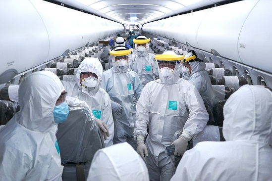 Tổ bay đã thực hiện hành trình gồm 15 thành viên được Vietnam Airlines lựa chọn từ gần 100 phi công, tiếp viên, thợ kỹ thuật, nhân viên mặt đất tình nguyện đăng ký tham gia. 