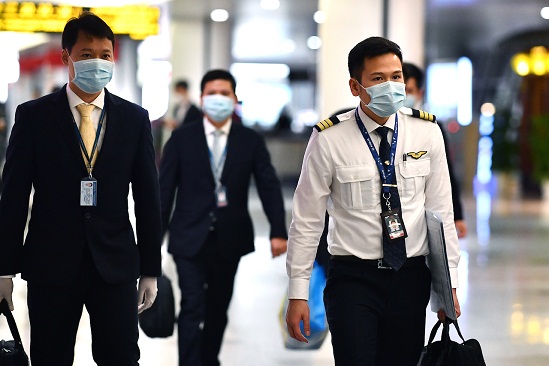 Các thành viên phi hành đoàn lên đường làm nhiệm vụ.