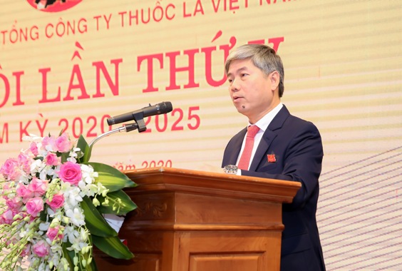 Đồng chí Bùi Nhật Tiến - Bí thư Đảng ủy Cơ quan Tổng công ty, Phó Tổng Giám đốc Vinataba báo cáo kết quả nhiệm kỳ 2015 - 2020 tại Đại hội.