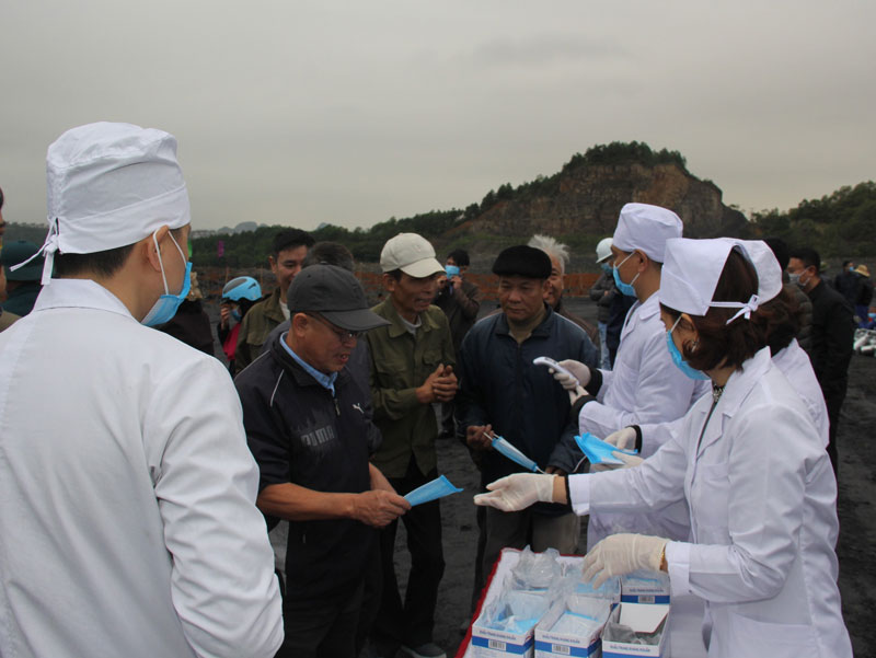 Công ty CP than Hà Lầm Đo kiểm tra thân nhiệt, cấp phát khẩu trang cho cán bộ, công nhân lao động.