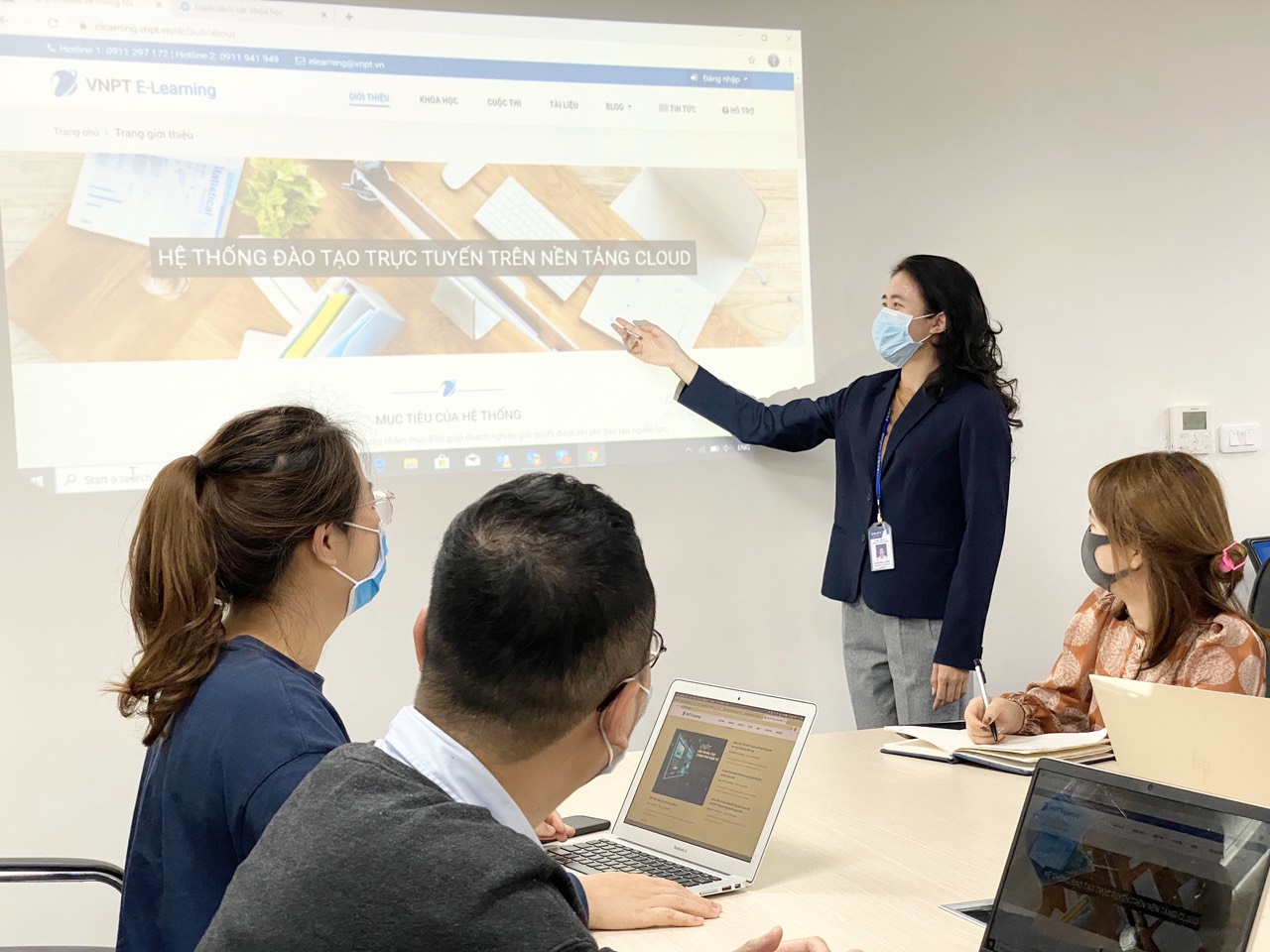 Chuyên gia VNPT giới thiệu giải pháp VNPT E-Learning cho giáo viên.