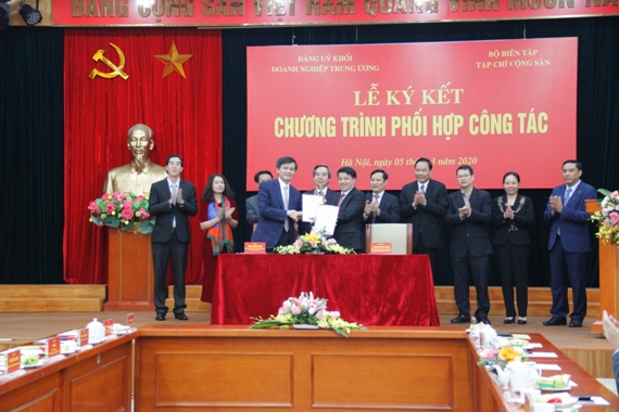 Đồng chí Y Thanh Hà Niê Kđăm, Ủy viên dự khuyết BCH Trung ương Đảng, Bí thư Đảng ủy Khối Doanh nghiệp Trung ương và đồng chí Đoàn Minh Huấn,Ủy viên dự khuyết BCH Trung ương Đảng, Tổng biên tập Tạp chí Cộng sản ký Chương trình phối hợp công tác giữa hai cơ quan.