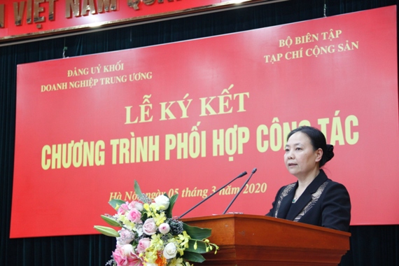 Đồng chí Đoàn Thị Hồng Nga, UVBTV, Trưởng Ban Tuyên giáo ĐUK báo cáo nội dung Chương trình phối hợp công tác giai đoạn 2020 - 2025 và Chương trình phối hợp công tác năm 2020 giữa hai cơ quan.