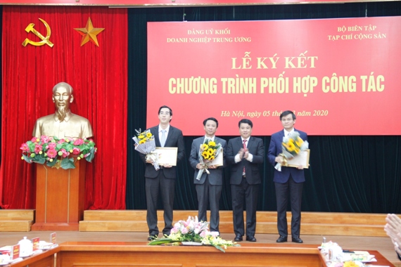 Đồng chí Y Thanh Hà Niê Kđăm, Ủy viên dự khuyết BCH Trung ương Đảng, Bí thư Đảng ủy Khối trao tặng Kỷ niệm chương “Vì sự nghiệp xây dựng Đảng trong doanh nghiệp Việt Nam” cho 03 đồng chí lãnh đạo Bộ Biên tập Tạp chí Cộng sản.