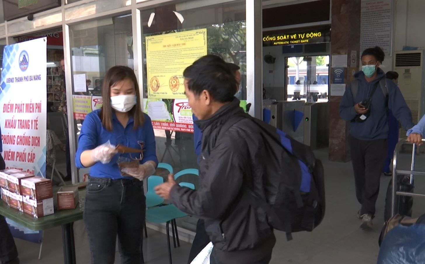 Cùng với việc phun thuốc khử trùng các toa xe, Tổng công ty Đường sắt Việt Nam cung cấp nước rửa tay và khẩu trang miễn phí cho hành khách đi tàu.