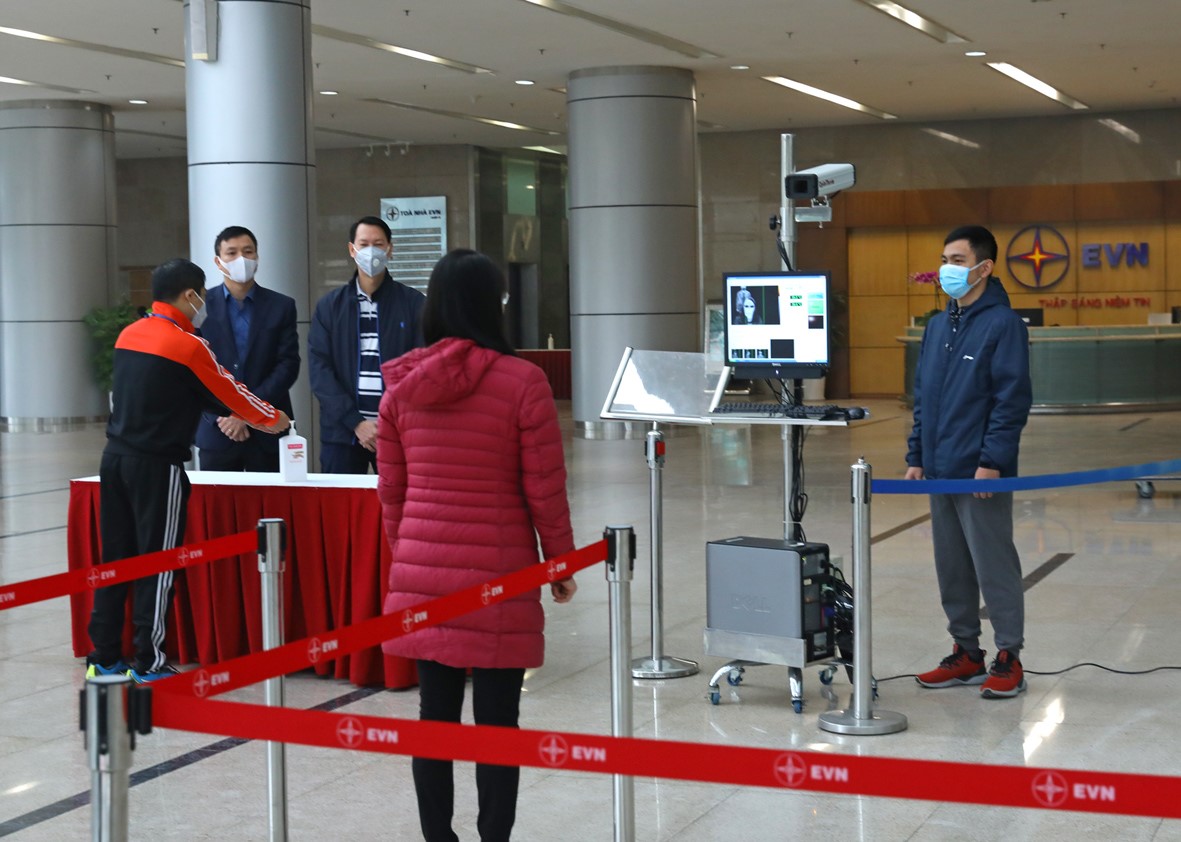 Đo thân nhiệt đối với CBCNV và khách ra vào tòa nhà EVN đã được EVN nghiêm túc thực hiện ngay từ khi Việt Nam công bố dịch.