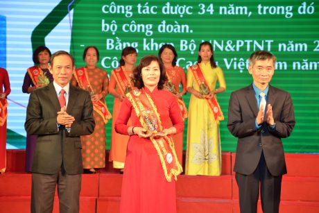 Phó Chủ tịch Tổng Liên đoàn Lao động VN và Chủ tịch HĐQT VRG trao thưởng cho các cá nhân tại lễ tổng kết