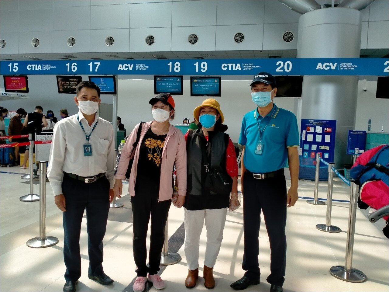 Các hành khách phấn khởi trở về sau khi hoàn thành thời gian cách ly.