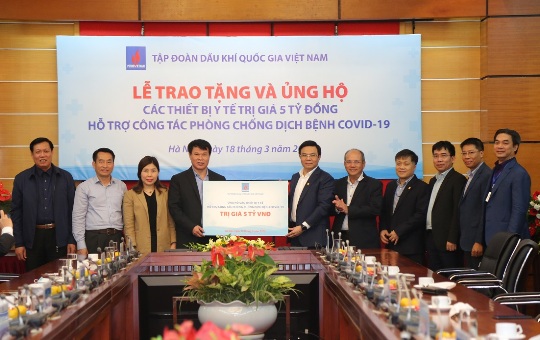 Đại diện lãnh đạo PVN trao tặng thiết bị y tế cho lãnh đạo Bộ Y tế.