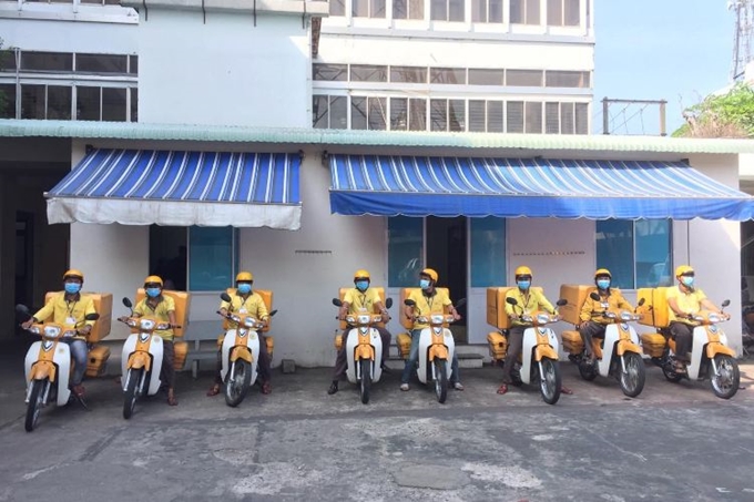 Bưu điện Việt Nam chuyển phát hàng đến điểm cách ly Covid-19.