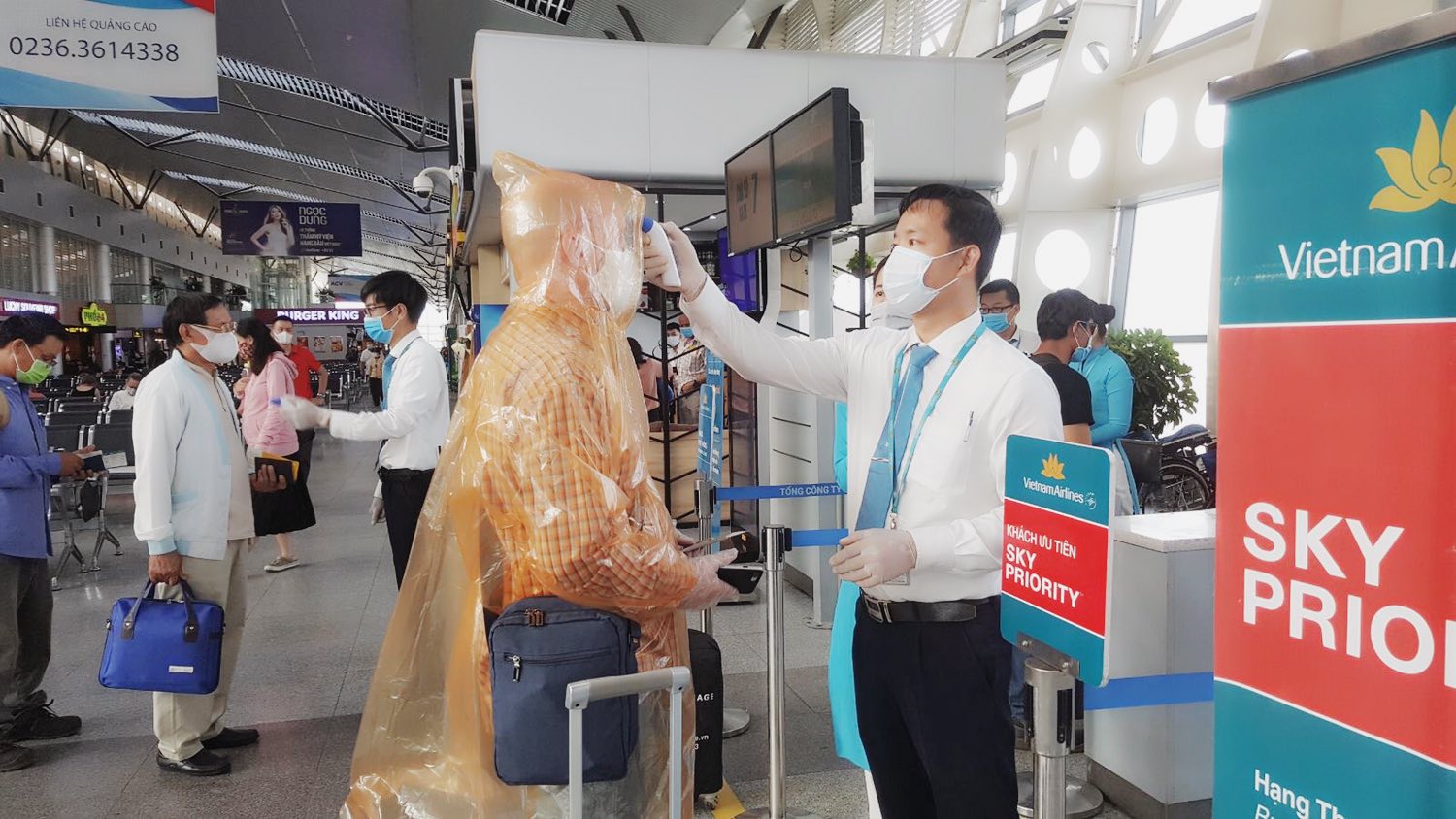 Kiểm tra thân nhiệt của hành khách.