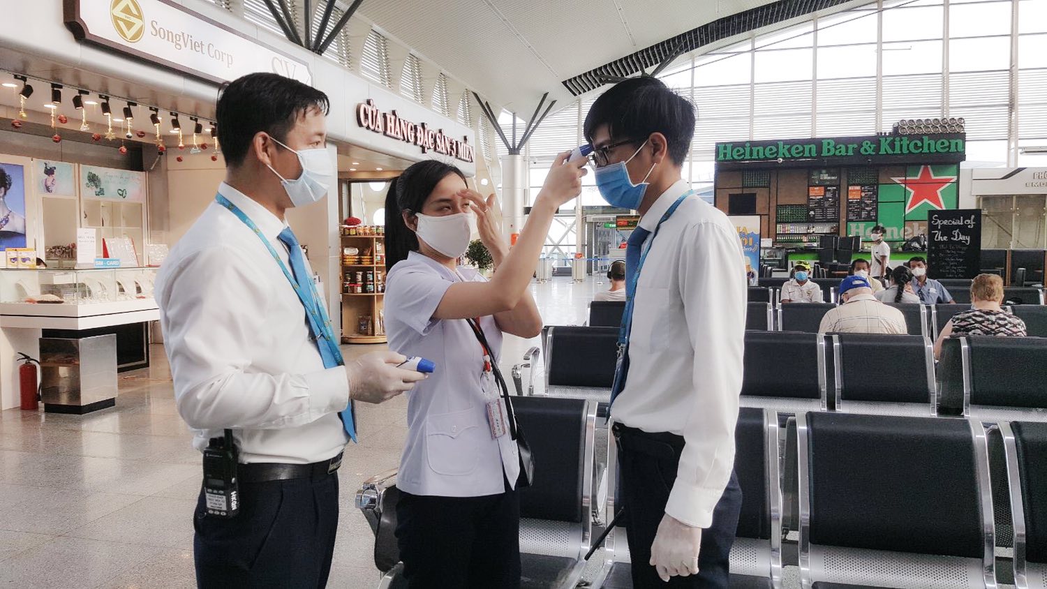 Kiểm tra thân nhiệt của thành viên tổ bay.