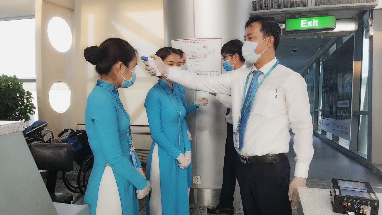 Đo thân nhiệt tiếp viên phục vụ trên các chuyến bay.
