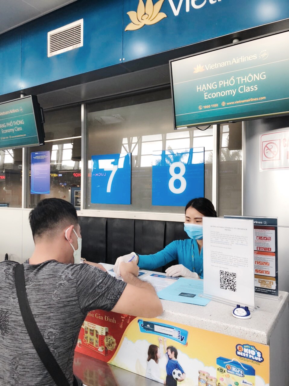 VNA hướng dẫn hành khách thực hiện khai báo điện tử tại Quầy thủ tục.