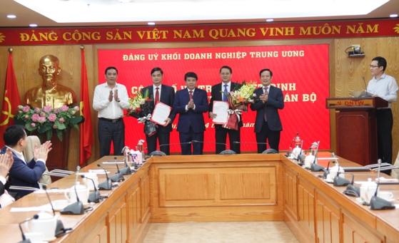 Đồng chí Y Thanh Hà Niê Kđăm - Bí thư Đảng ủy Khối DNTW trao Quyết định của Ban Bí thư cho 2 đồng chí chỉ định tham gia Ủy viên Ban Chấp hành Đảng bộ Khối.