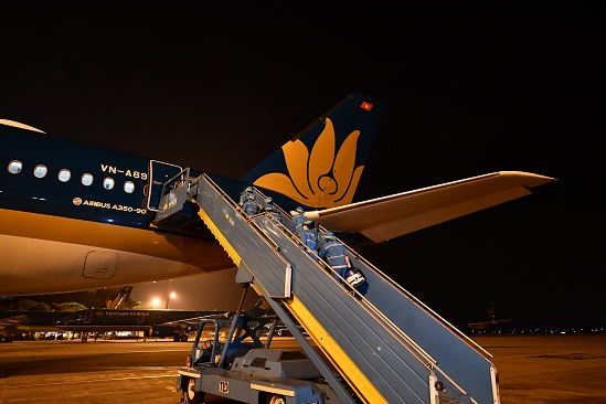 Phun khử trùng khoang khách, tập trung các vị trí hành khách tiếp xúc nhiều như ngăn hành lý, ghế ngồi…