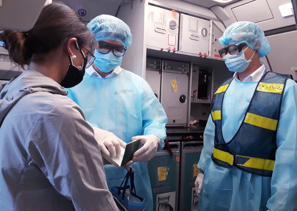 Tiếp viên phục vụ hành khách trong trang phục bảo hộ y tế đặc chủng.