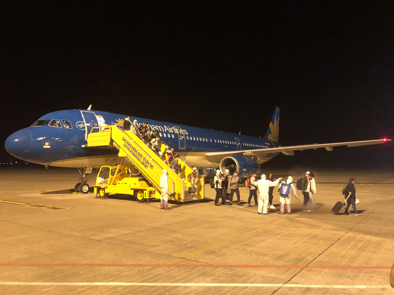 Hành khách được phun khử trùng trực tiếp sau khi hạ cánh.