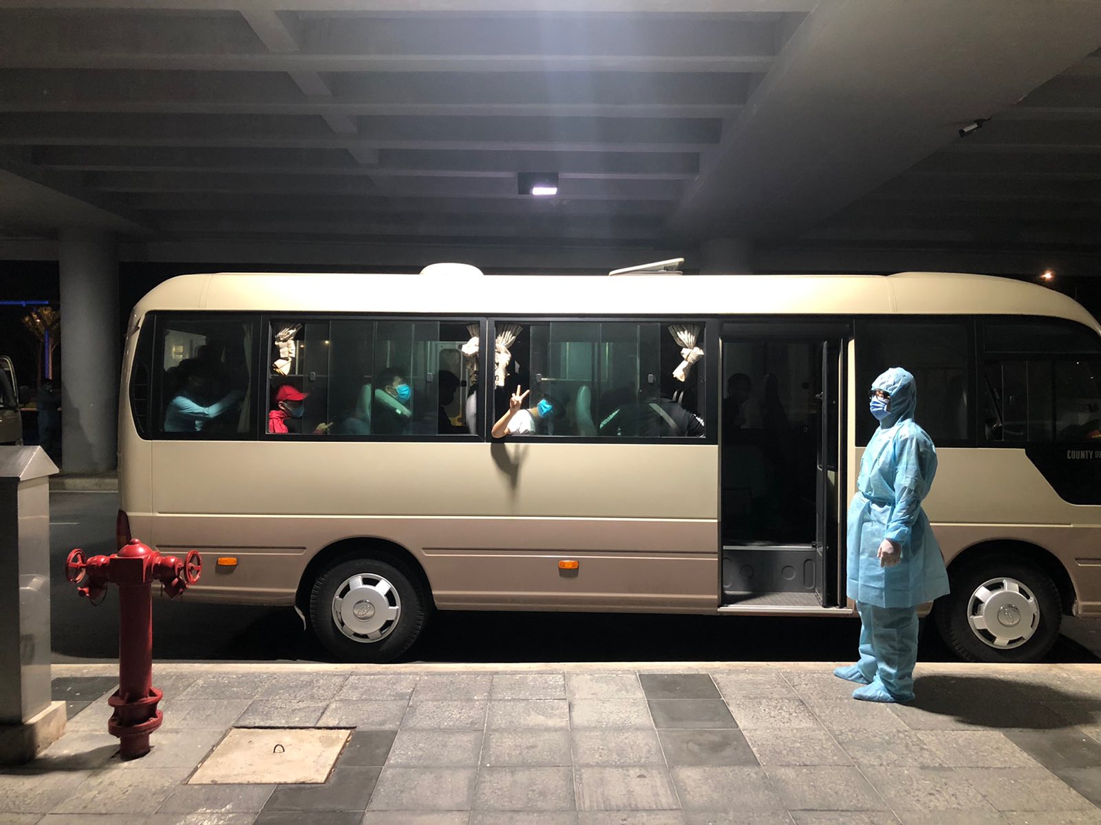 Hành khách lên xe đến khu cách ly tập trung.