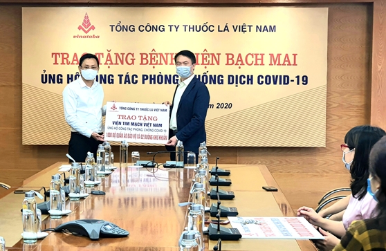 Đại diện lãnh đạo Vinataba trao tiền ủng hộ cho bệnh viện Bạch Mai và Viện tim mạch.