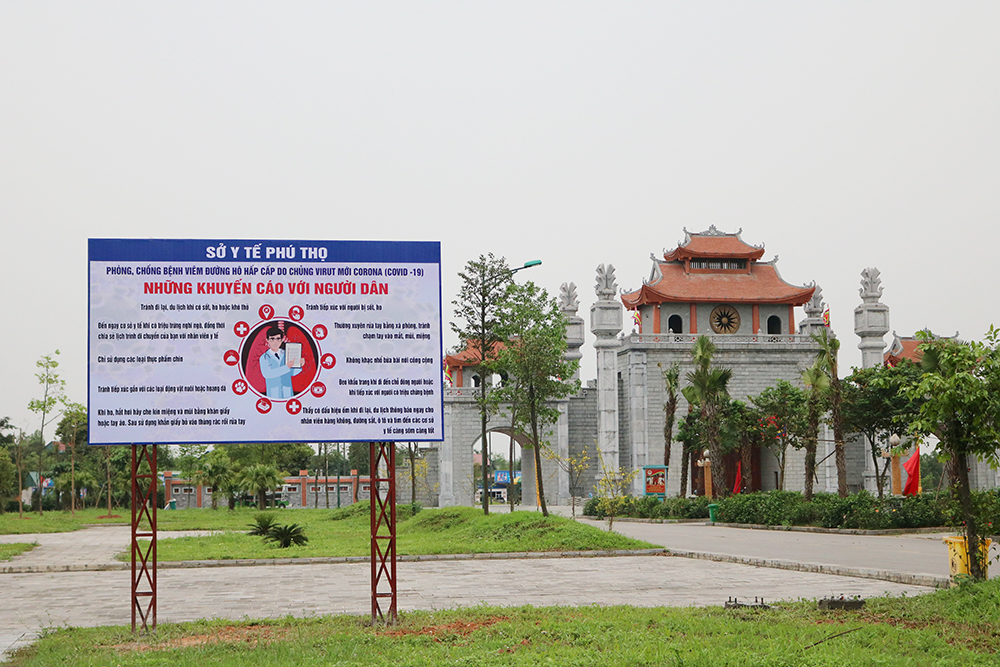 Do diễn biến phức tạp của dịch bệnh Covid-19, Giỗ Tổ Hùng Vương năm Canh Tý 2020 chỉ tổ chức phần lễ, không tổ chức phần hội. Trong ảnh: Pa nô hướng dẫn