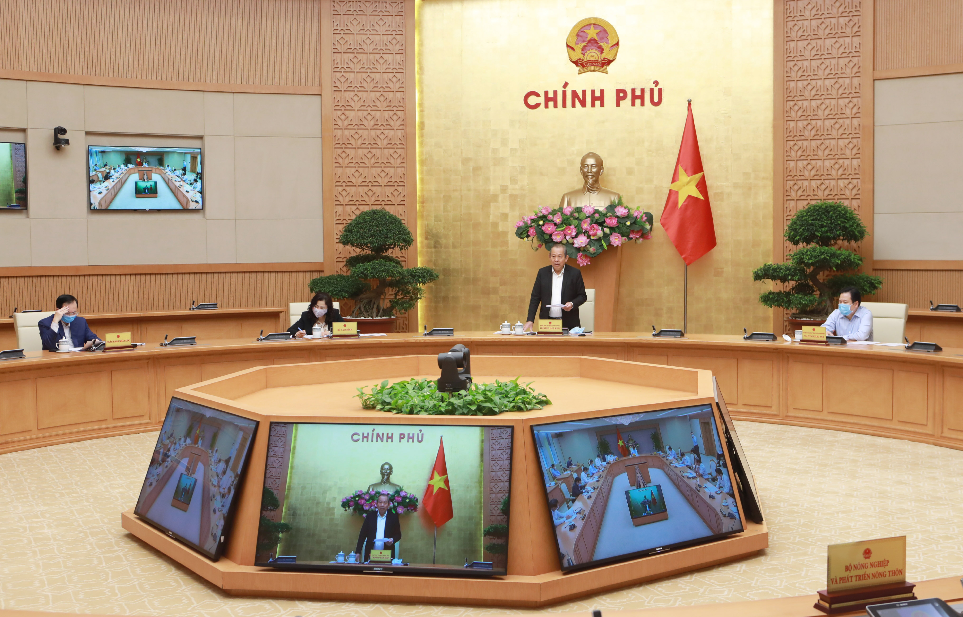 Phó Thủ tướng Thường trực Chính phủ Trương Hòa Bình phát biểu kết luận cuộc họp. 