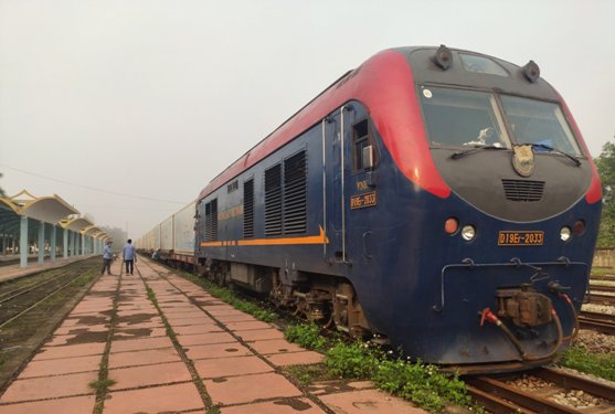 Tàu container lạnh liên vận quốc tế đang được kiểm tra kỹ thuật, làm thủ tục thông quan tại ga Đồng Đăng. 