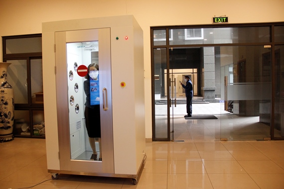 Văn phòng Đảng ủy Khối phối hợp với Cục Quản trị A nắp đặt phòng áp lực âm khử khuẩn tại sảnh tầng 1 Cơ quan Đảng ủy Khối, yêu cầu cán bộ, công chức, nhân viên và khách đến liên hệ công tác tiến hành khử khuẩn trước khi ra, vào cơ quan.