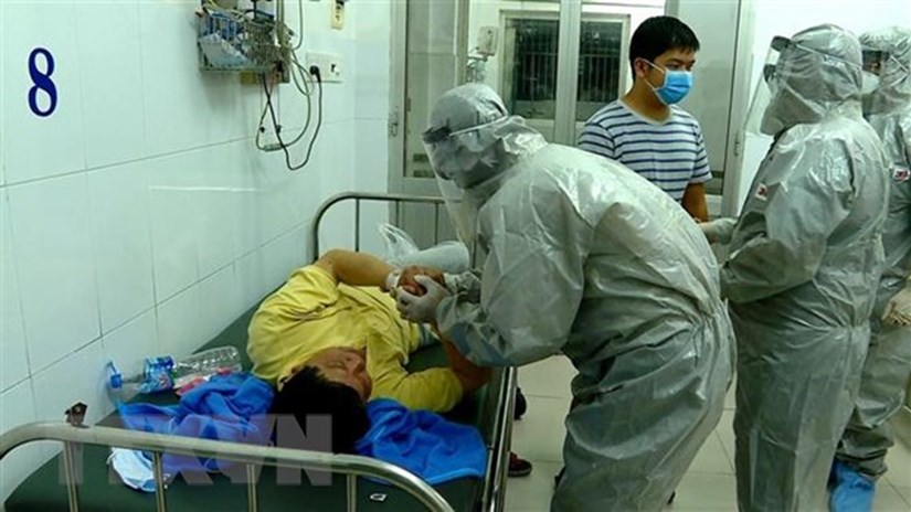 Đoàn công tác của Bộ Y tế thực hiện các biện pháp nghiệp vụ với bệnh nhân dương tính với virus corona.