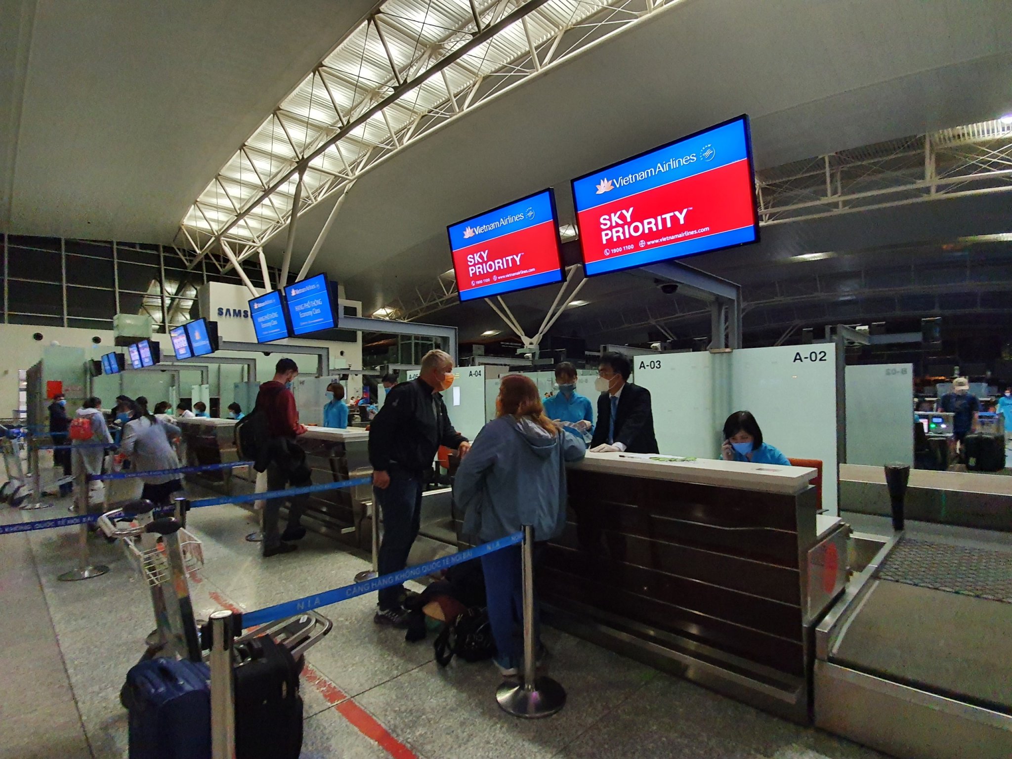 Hành khách làm thủ tục lên tàu bay.