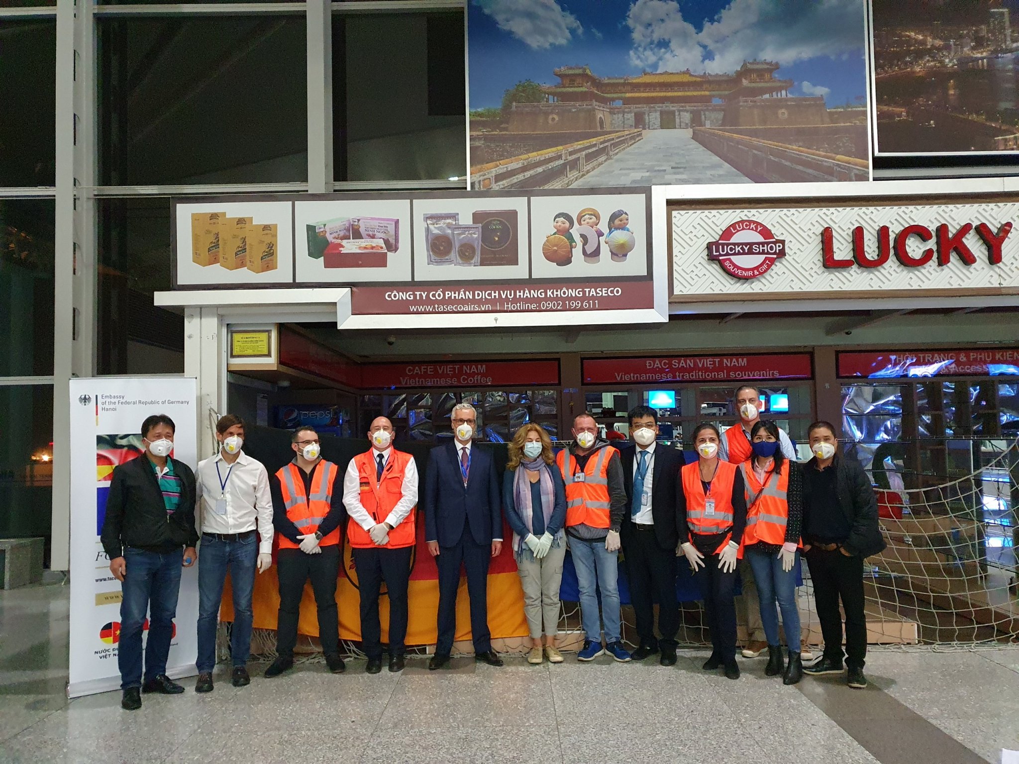 3. Đại sứ Đức tại Việt Nam (áo vest, chính giữa) tiễn đoàn tại sân bay Nội Bài trước chuyến bay ngày 6-4