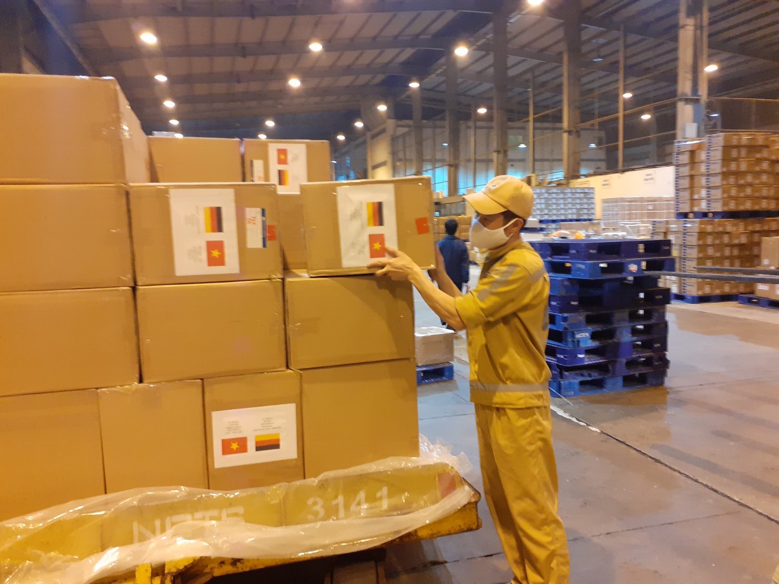 4. Hàng hóa y tế Việt Nam viện trợ 05 nước châu Âu lên chuyến bay ngày 8-4.